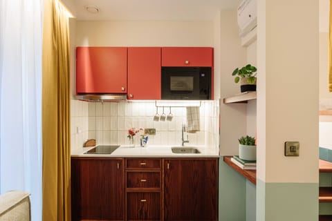 Mini-fridge, highchair