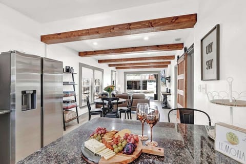 House, Multiple Beds, Pool Access, Pool View (106 East Nimitz) | Dining
