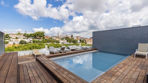 Enjoy a shared outdoor swimming pool located at the top of the building, with a wonderful view of the São Jorge castle.
#airbnb #lisbon #summer #vacations #pool