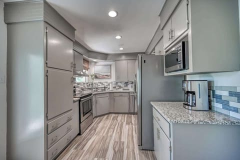 House, Multiple Beds, Patio (644 Cypress Ridge) | Private kitchen | Coffee/tea maker, electric kettle