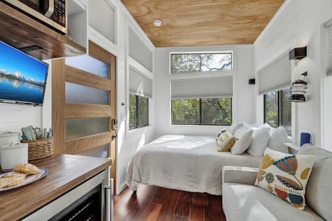 House, 1 King Bed | 1 bedroom, individually decorated, individually furnished, bed sheets