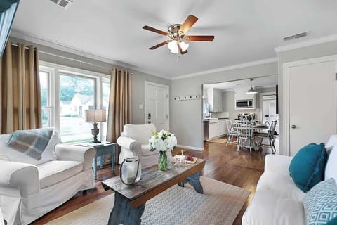 House, Multiple Beds, Kitchen, City View (403 N. Llano St) | Living area