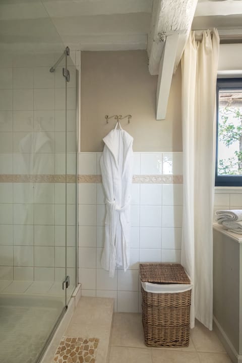 Deluxe Triple Room, Multiple Beds, Jetted Tub, Lake View | Bathroom | Hair dryer, soap, shampoo, toilet paper