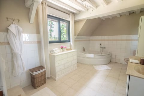 Deluxe Triple Room, Multiple Beds, Jetted Tub, Lake View | Bathroom | Hair dryer, soap, shampoo, toilet paper