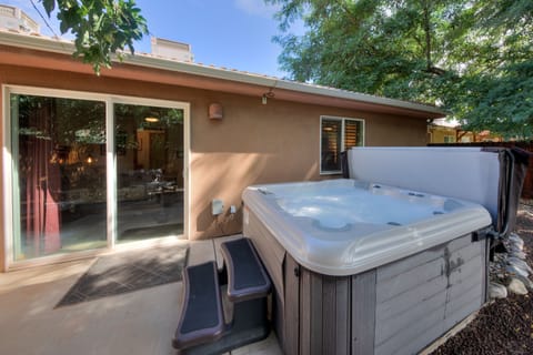 Luxury House, Multiple Beds, Hot Tub, Mountain View | Private spa tub