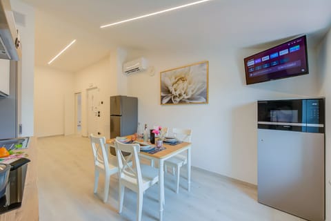 Fully equipped Kitchen and dining table, smart tv and wifi