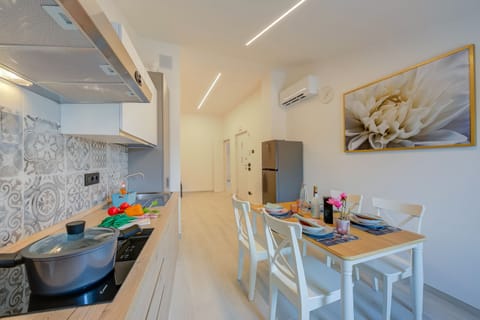 Fully equipped Kitchen and dining table, smart tv and wifi