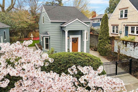Welcome to Lovely Laurelhurst Living! Please enjoy this one of a kind rental in the heart of Northeast Portland!