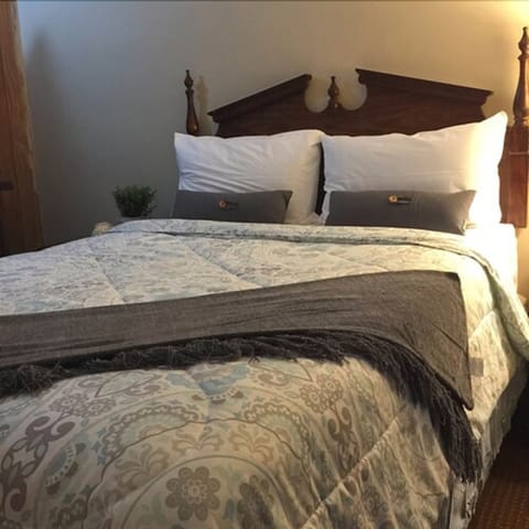 Standard Room, 1 Queen Bed | Desk, free WiFi, bed sheets