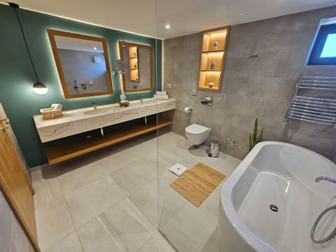 Presidential Apartment, Non Smoking, Sea View | Bathroom | Shower, rainfall showerhead, free toiletries, hair dryer