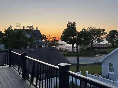 Experience Bungalow 89 - An Expansive 6-bedroom Bungalow with Lake Views