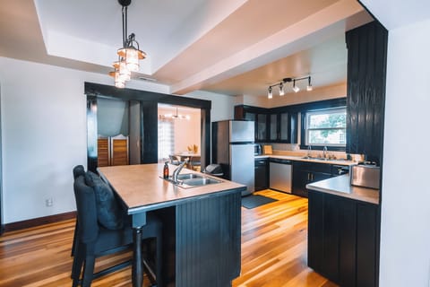 Fully equipped kitchen with breakfast bar for two.