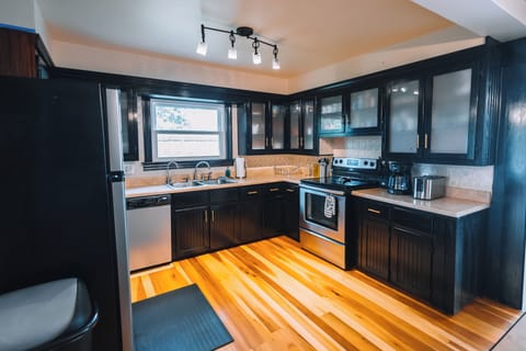 Fully equipped kitchen, dishwasher, fridge, microwave, & all you need