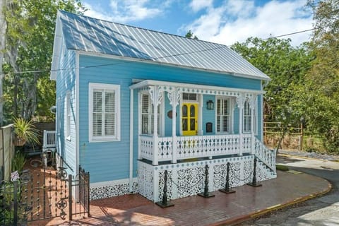 You’ll fall in love with the interesting decor, comfortable furnishings & perfect location. 