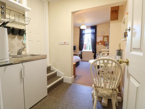 Fridge, cookware/dishes/utensils