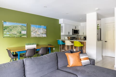 At the breakfast bar and dining table, we combine functionality with fun.