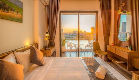 Superior King Balcony River View | In-room safe, desk, soundproofing, iron/ironing board