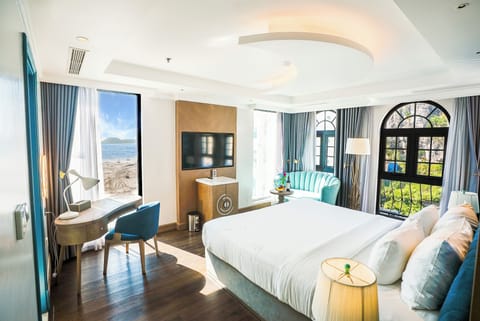 Luxury Double Room | Desk, laptop workspace, soundproofing, iron/ironing board