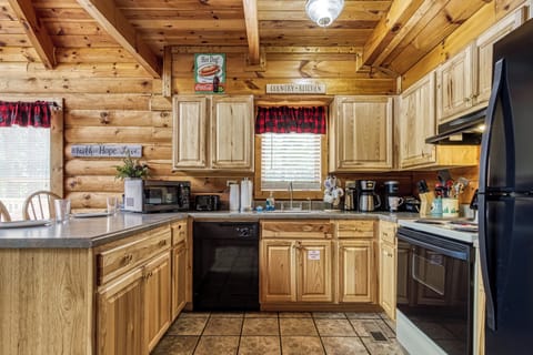 Smoky Mountain Log Cabin "Honey Dreams" - Fully furnished kitchen