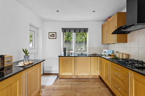 Fan-assisted oven and grill, gas hob, microwave, fridge, freezer, kettle, toaster and a dishwasher - Trade Winds