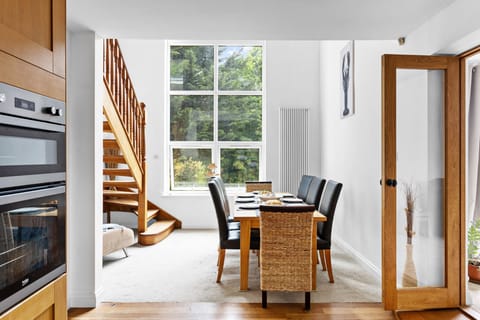 Access between dining space and kitchen - Trade Winds