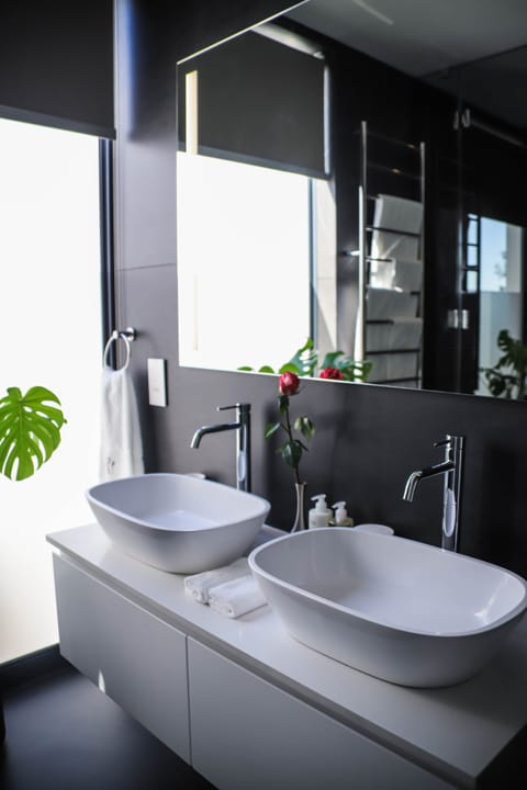 Superior Suite | Bathroom | Free toiletries, hair dryer, bathrobes, slippers