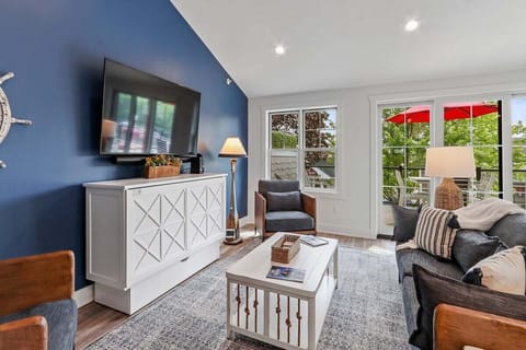 Living Room W/Queen Bed in a Box and wifi smart tv