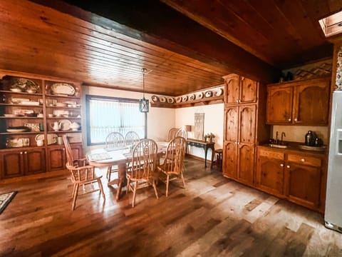 Dining area/kitchen bar space