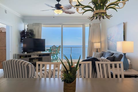 Living/Dining/Kitchen Views!