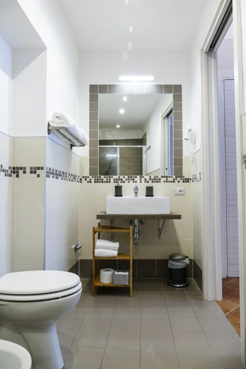 Quadruple Room, Ensuite | Bathroom | Shower, rainfall showerhead, hair dryer, bidet