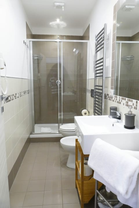 Double Room, Ensuite | Bathroom | Shower, rainfall showerhead, hair dryer, bidet