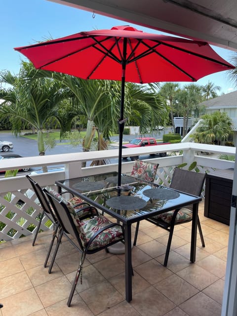 Enjoy breakfast with your family on the balcony!