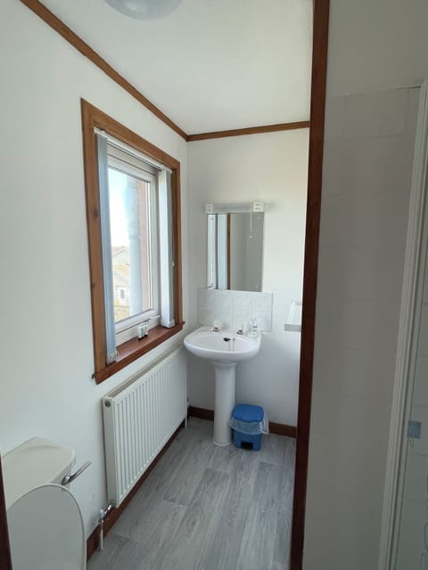 Standard Single Room | Bathroom | Shower, free toiletries, hair dryer, towels