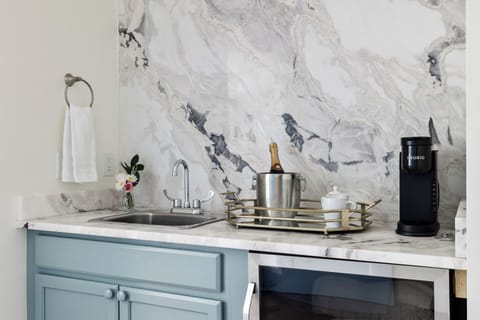 Deluxe Room, 1 King Bed, River View, Garden Area | In-room safe, individually decorated, individually furnished