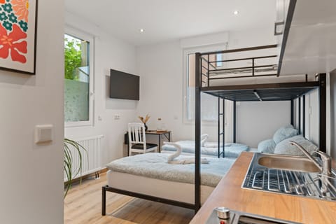 Economy Triple Room, Private Bathroom (Eigene Küche) | Interior