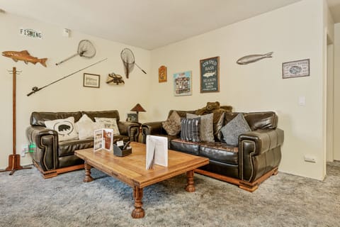 Basic Cabin | Living area
