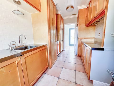 Second fridge, washer/dryer, prep sink, free weights, beach towels, yoga mat...