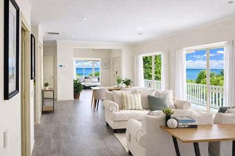 Spacious Living with Panoramic Glazing