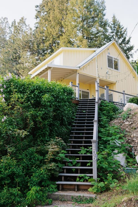 Stairs leading up from the middle of the driveway
