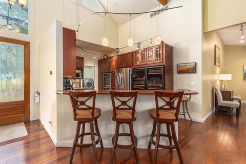 Fully equipped kitchen with snack bar seating