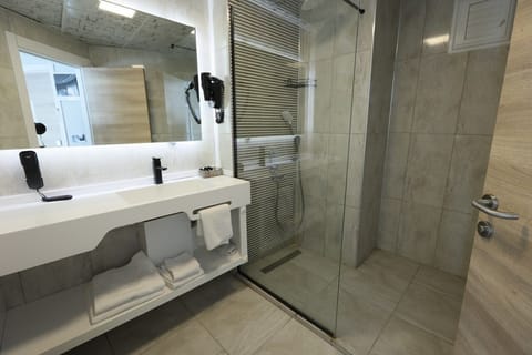 Standard Twin Room, 1 Bedroom, Air conditioning, City View | Bathroom | Free toiletries, hair dryer, slippers, towels