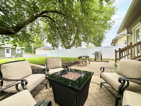 Fully-Fenced Outdoor Space w/ Firepit, Grill and Grass Yard 5 Mins To Hershey!