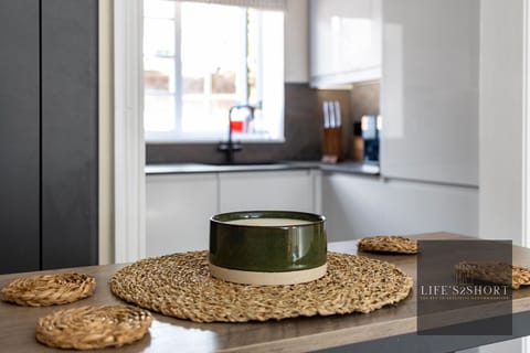 Apartment | Private kitchen | Full-size fridge, oven, electric kettle, toaster