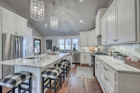 House, Multiple Beds, Patio, City View (211 E Orchard St) | Private kitchen | Coffee/tea maker, electric kettle