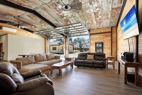 House, Multiple Beds, Patio (465 Bear Crk M & B) | Living area