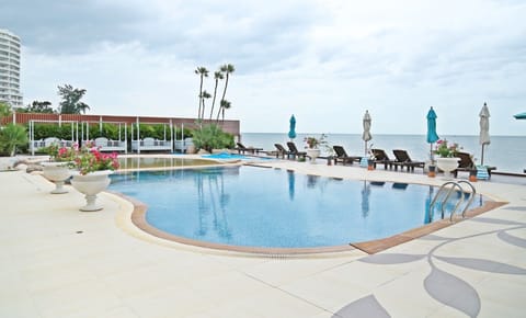 8 outdoor pools