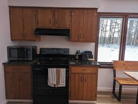 Good size kitchen to work in