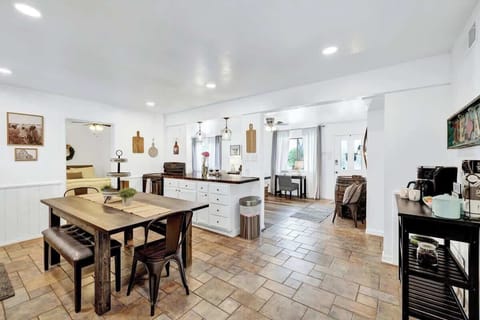 House, Multiple Beds, Hot Tub, City View (223 Northwest Dr) | Interior