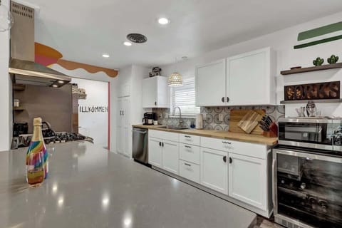 House, Multiple Beds, Hot Tub (130 Maple Blue) | Private kitchen | Coffee/tea maker