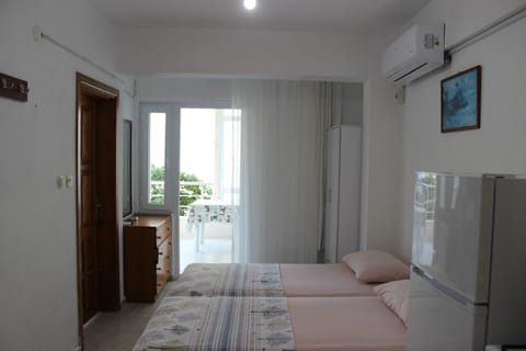 Comfort Triple Room | Hypo-allergenic bedding available, desk, WiFi (free), bed sheets